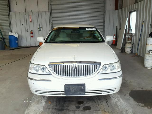 1LNHM83W44Y629852 - 2004 LINCOLN TOWN CAR U CREAM photo 10