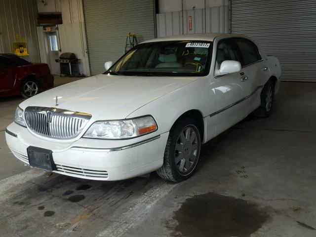 1LNHM83W44Y629852 - 2004 LINCOLN TOWN CAR U CREAM photo 2
