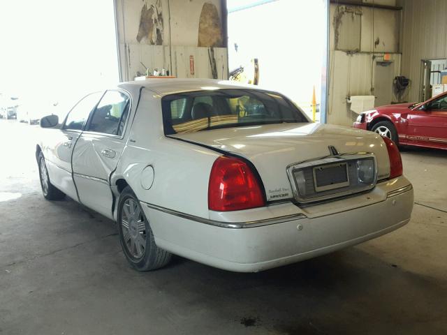 1LNHM83W44Y629852 - 2004 LINCOLN TOWN CAR U CREAM photo 3