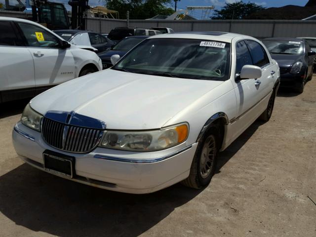 1LNHM83W92Y635725 - 2002 LINCOLN TOWN CAR C WHITE photo 2