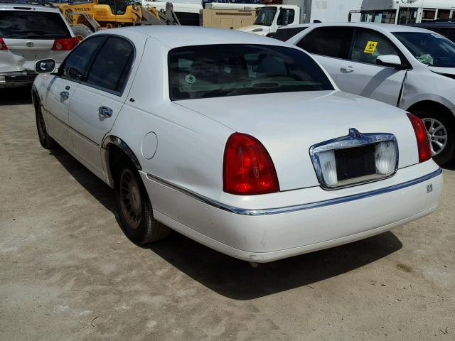 1LNHM83W92Y635725 - 2002 LINCOLN TOWN CAR C WHITE photo 3