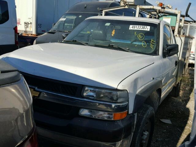 1GBHC24U12Z204246 - 2002 CHEVROLET SILVERADO WHITE photo 2