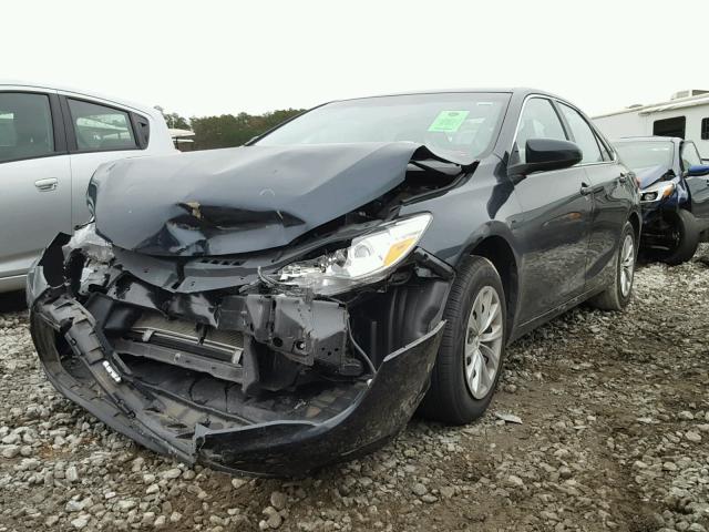 4T1BF1FK8GU502789 - 2016 TOYOTA CAMRY LE ნაცრისფერი ფოტო 2