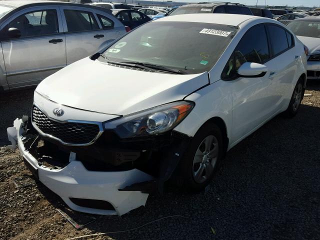 KNAFK4A61G5620123 - 2016 KIA FORTE LX WHITE photo 2