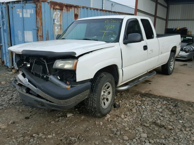 1GCEK19T05E201703 - 2005 CHEVROLET SILVERADO WHITE photo 2