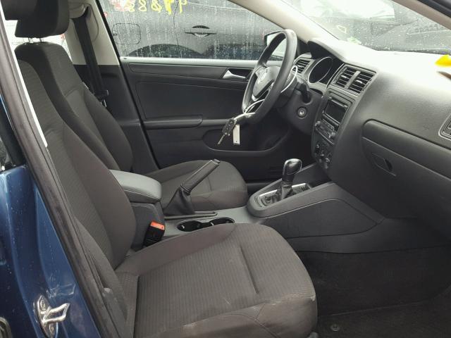 3VW2K7AJXFM250335 - 2015 VOLKSWAGEN JETTA BASE ლურჯი ფოტო 5