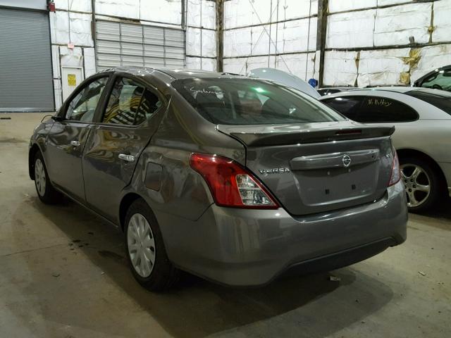 3N1CN7AP1HK454493 - 2017 NISSAN VERSA S GRAY photo 3