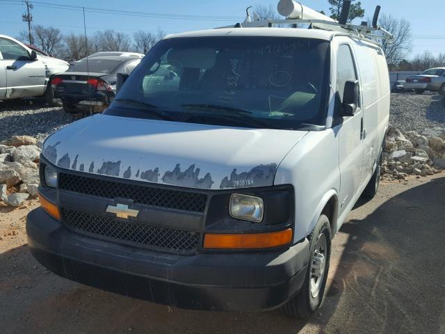 1GCGG25V751116887 - 2005 CHEVROLET EXPRESS G2 WHITE photo 2