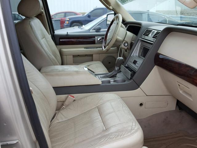 5LMFU28R44LJ33919 - 2004 LINCOLN NAVIGATOR Złoty zdjęcie 5