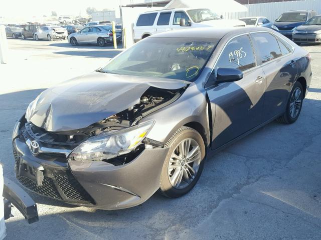 4T1BF1FK9FU953891 - 2015 TOYOTA CAMRY LE GRAY photo 2