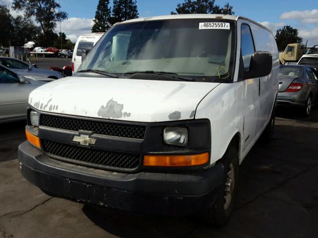 1GCGG25V751107042 - 2005 CHEVROLET EXPRESS G2 WHITE photo 2