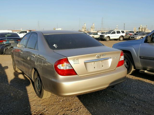 4T1BE32K72U115907 - 2002 TOYOTA CAMRY LE ოქროსფერი ფოტო 3