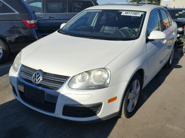 3VWRZ71K38M072435 - 2008 VOLKSWAGEN JETTA SE WHITE photo 2