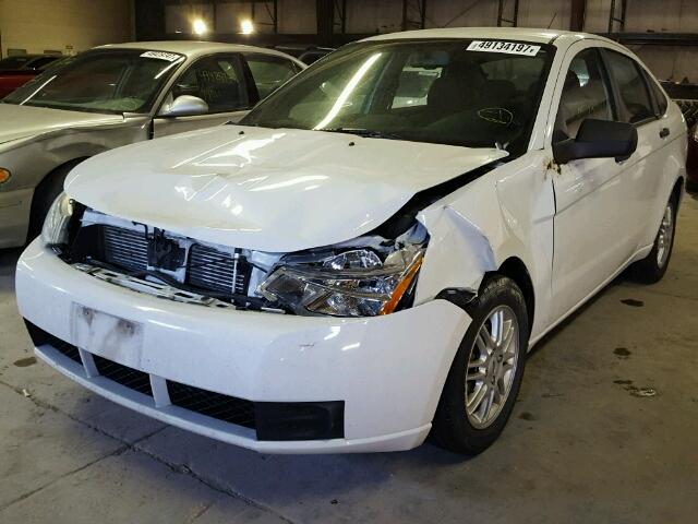 1FAHP35N19W207565 - 2009 FORD FOCUS SE WHITE photo 2