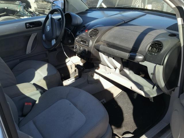 3VWCK31C14M411358 - 2004 VOLKSWAGEN NEW BEETLE 银色 照片 5