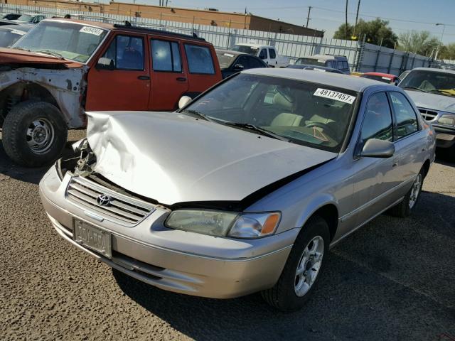 4T1BG22K7XU593028 - 1999 TOYOTA CAMRY CE TAN photo 2