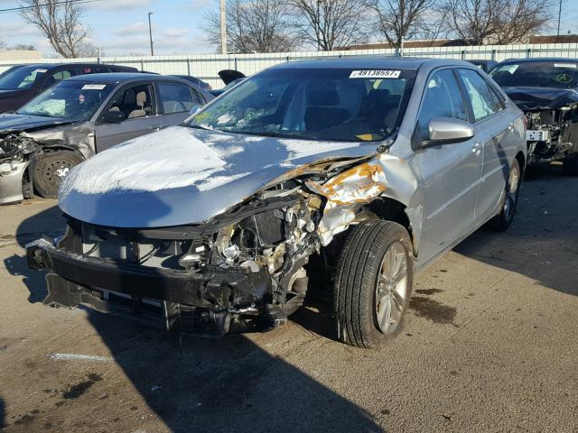 4T1BF1FK3HU399721 - 2017 TOYOTA CAMRY LE ვერცხლისფერი ფოტო 2