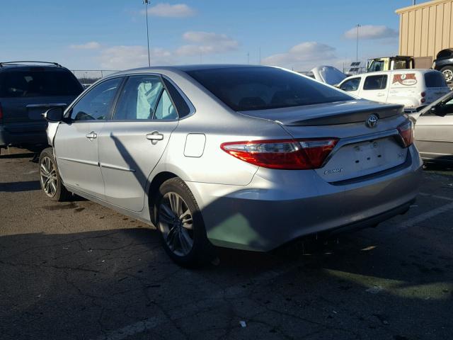 4T1BF1FK3HU399721 - 2017 TOYOTA CAMRY LE ვერცხლისფერი ფოტო 3