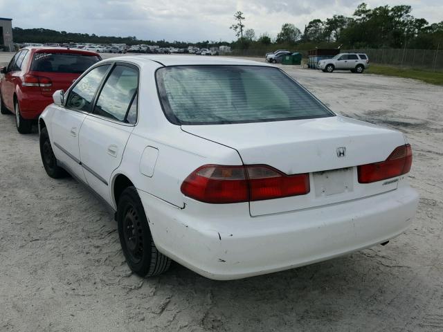 1HGCG5646YA076488 - 2000 HONDA ACCORD LX WHITE photo 3