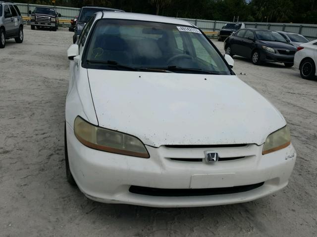 1HGCG5646YA076488 - 2000 HONDA ACCORD LX WHITE photo 9