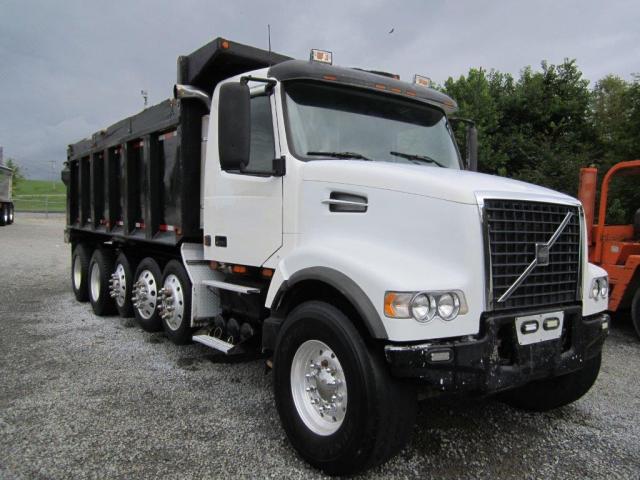 4V5KC9GHX2N317791 - 2002 VOLVO VHD WHITE photo 1