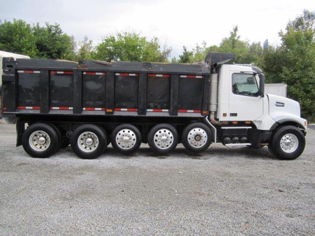 4V5KC9GHX2N317791 - 2002 VOLVO VHD WHITE photo 6