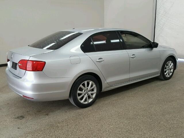 3VW2K7AJ6CM385937 - 2012 VOLKSWAGEN JETTA BASE Արծաթագույն լուսանկար 4