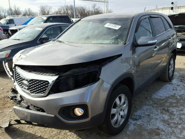 5XYKT3A19BG130445 - 2011 KIA SORENTO BA SILVER photo 2