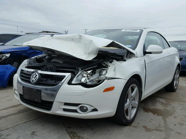 WVWDA71F27V001853 - 2007 VOLKSWAGEN EOS 2.0T S WHITE photo 2