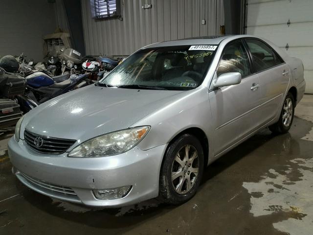 4T1BF30K15U083184 - 2005 TOYOTA CAMRY LE SILVER photo 2