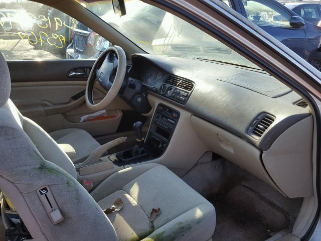 1HGCD7131RA033388 - 1994 HONDA ACCORD LX BEIGE photo 5