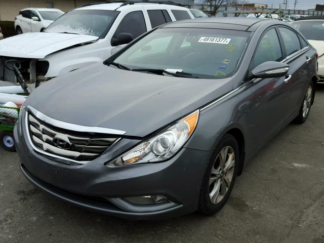 5NPEC4ACXDH581058 - 2013 HYUNDAI SONATA SE GRAY photo 2