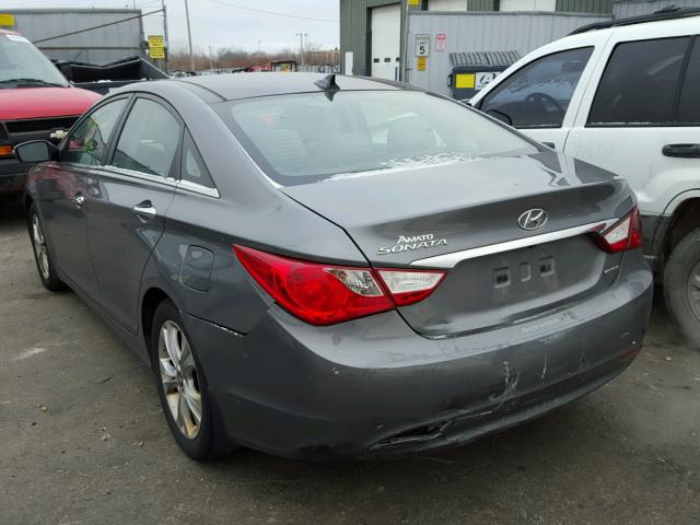 5NPEC4ACXDH581058 - 2013 HYUNDAI SONATA SE GRAY photo 3