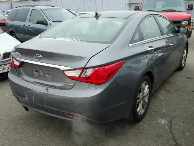 5NPEC4ACXDH581058 - 2013 HYUNDAI SONATA SE GRAY photo 4