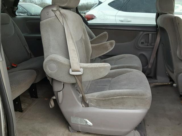 5TDZA23C55S257827 - 2005 TOYOTA SIENNA CE SILVER photo 6