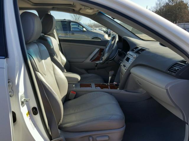 4T1BF3EK6AU505629 - 2010 TOYOTA CAMRY BASE WHITE photo 5