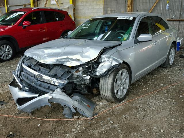 3FAHP0HG6BR147206 - 2011 FORD FUSION SE SILVER photo 2