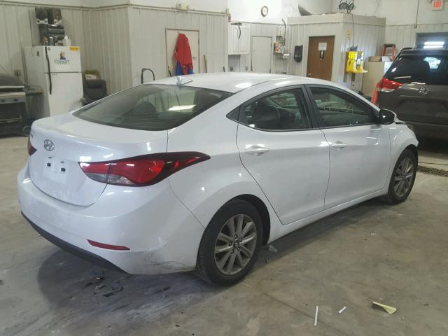 5NPDH4AEXGH722827 - 2016 HYUNDAI ELANTRA SE WHITE photo 4