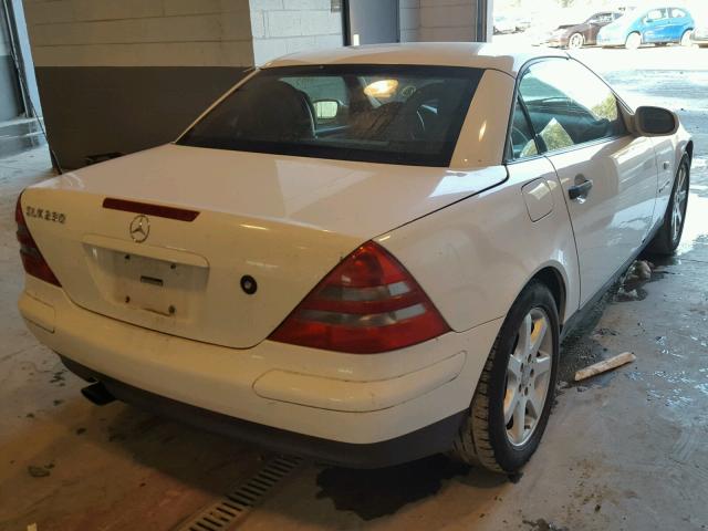 WDBKK47F4YF154089 - 2000 MERCEDES-BENZ SLK 230 KO WHITE photo 4