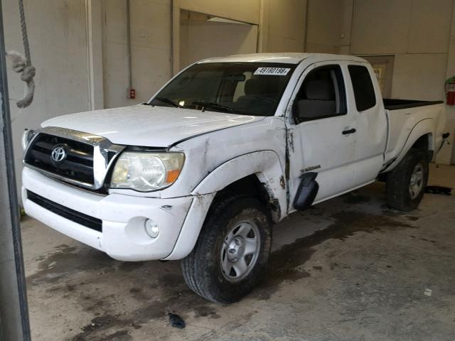 5TETU62N18Z518627 - 2008 TOYOTA TACOMA PRE WHITE photo 2