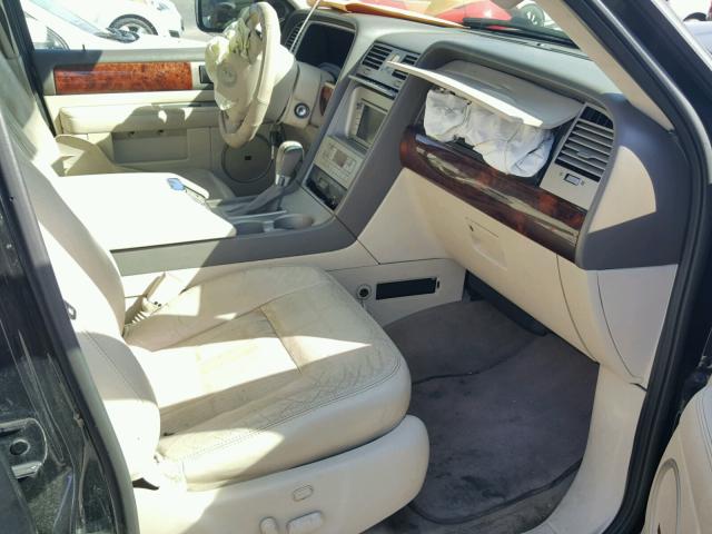 5LMFU27R04LJ16665 - 2004 LINCOLN NAVIGATOR Schwarz Foto 5