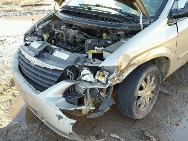 2C4GP54L55R567832 - 2005 CHRYSLER TOWN & COU TAN photo 9