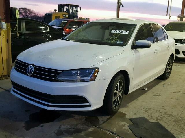 3VWDB7AJ5HM215617 - 2017 VOLKSWAGEN JETTA SE WHITE photo 2