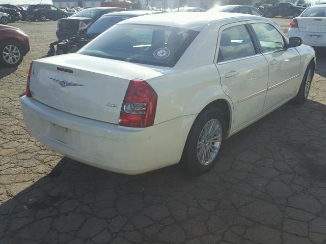 2C3KA43DX9H574971 - 2009 CHRYSLER 300 LX WHITE photo 4