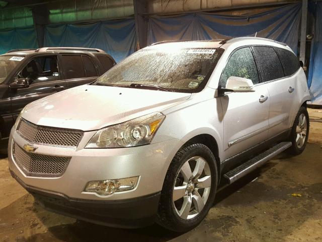 1GNEV33D89S101884 - 2009 CHEVROLET TRAVERSE L SILVER photo 2