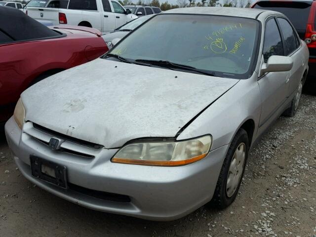 1HGCG5646WA092400 - 1998 HONDA ACCORD LX SILVER photo 2