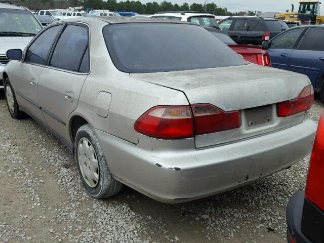 1HGCG5646WA092400 - 1998 HONDA ACCORD LX SILVER photo 3