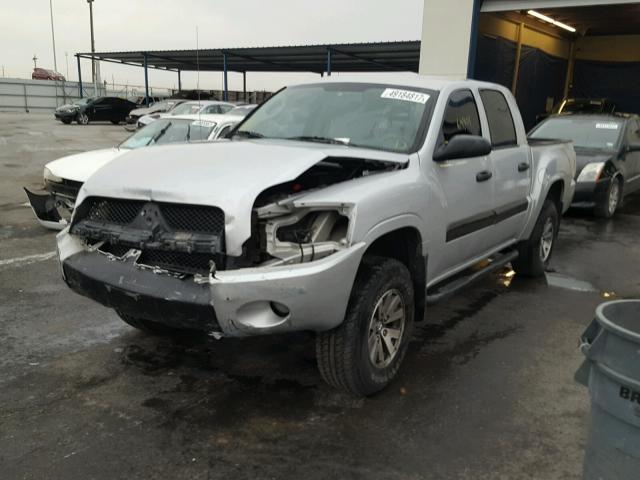 1Z7HC28K87S125648 - 2007 MITSUBISHI RAIDER LS SILVER photo 2