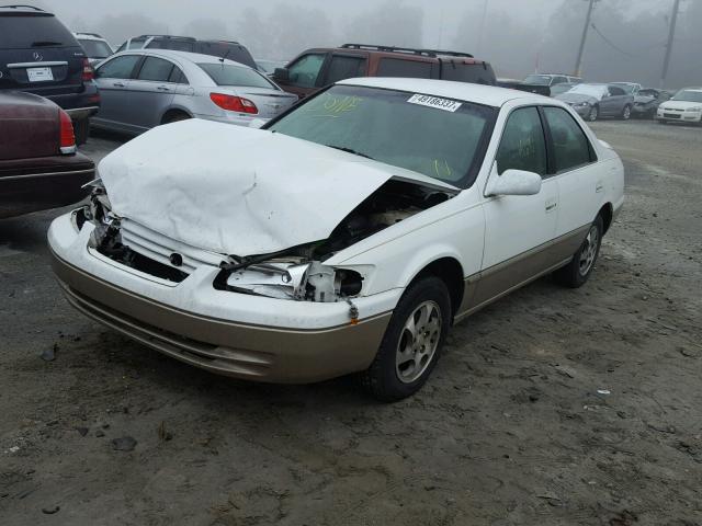 4T1BG22K9WU828916 - 1998 TOYOTA CAMRY CE WHITE photo 2