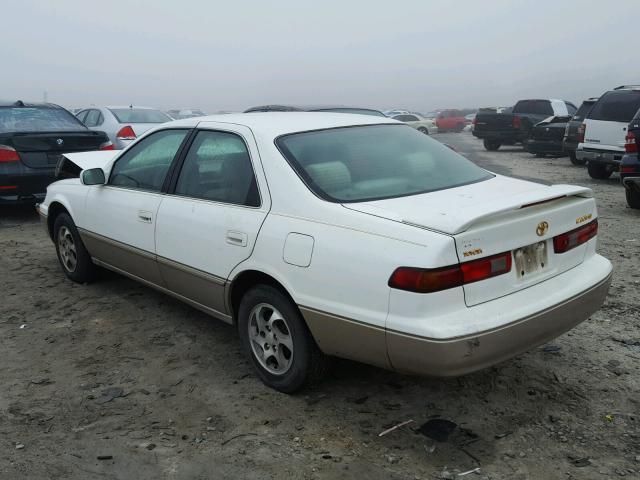 4T1BG22K9WU828916 - 1998 TOYOTA CAMRY CE WHITE photo 3